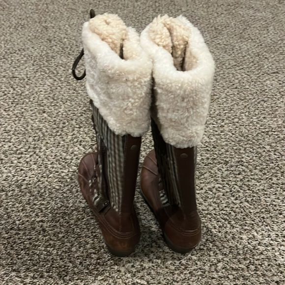 Like new size 7 Ugg lace up winter boots. - Picture 6 of 16